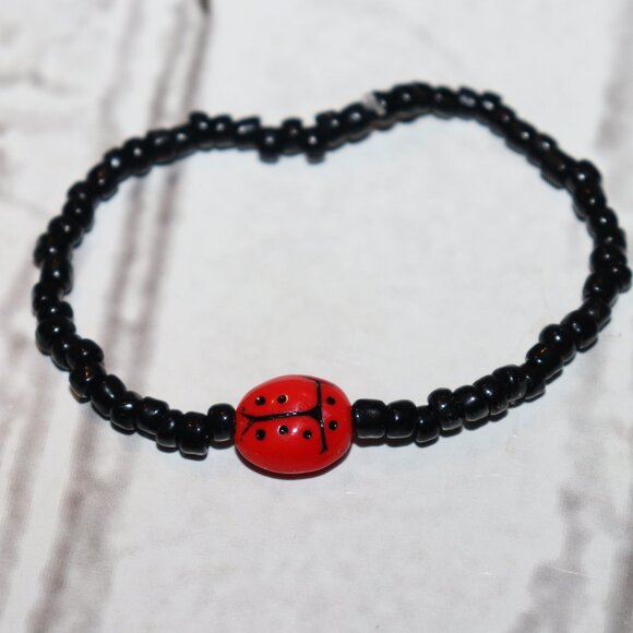 NWOT Lucky little ladybug bracelet 7" Black glass beaded - Picture 1 of 4